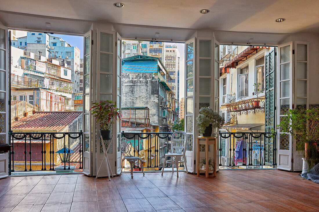 Blick von der Terrasse im obersten Stockwerk des Dom Pedro V Theater. Macau, China.