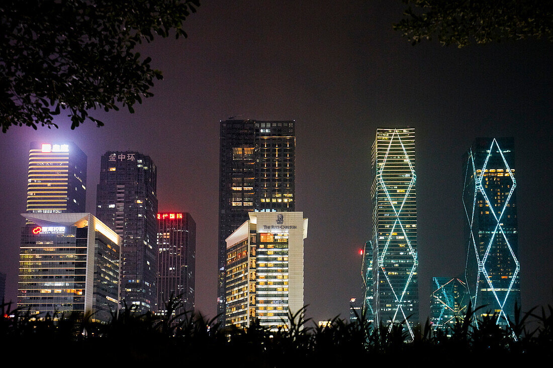  Nachts beleuchtete Hochhäuser im zentralen Geschäftsviertel Futian (CBD). Shenzhen, Provinz Guangdong, China. 