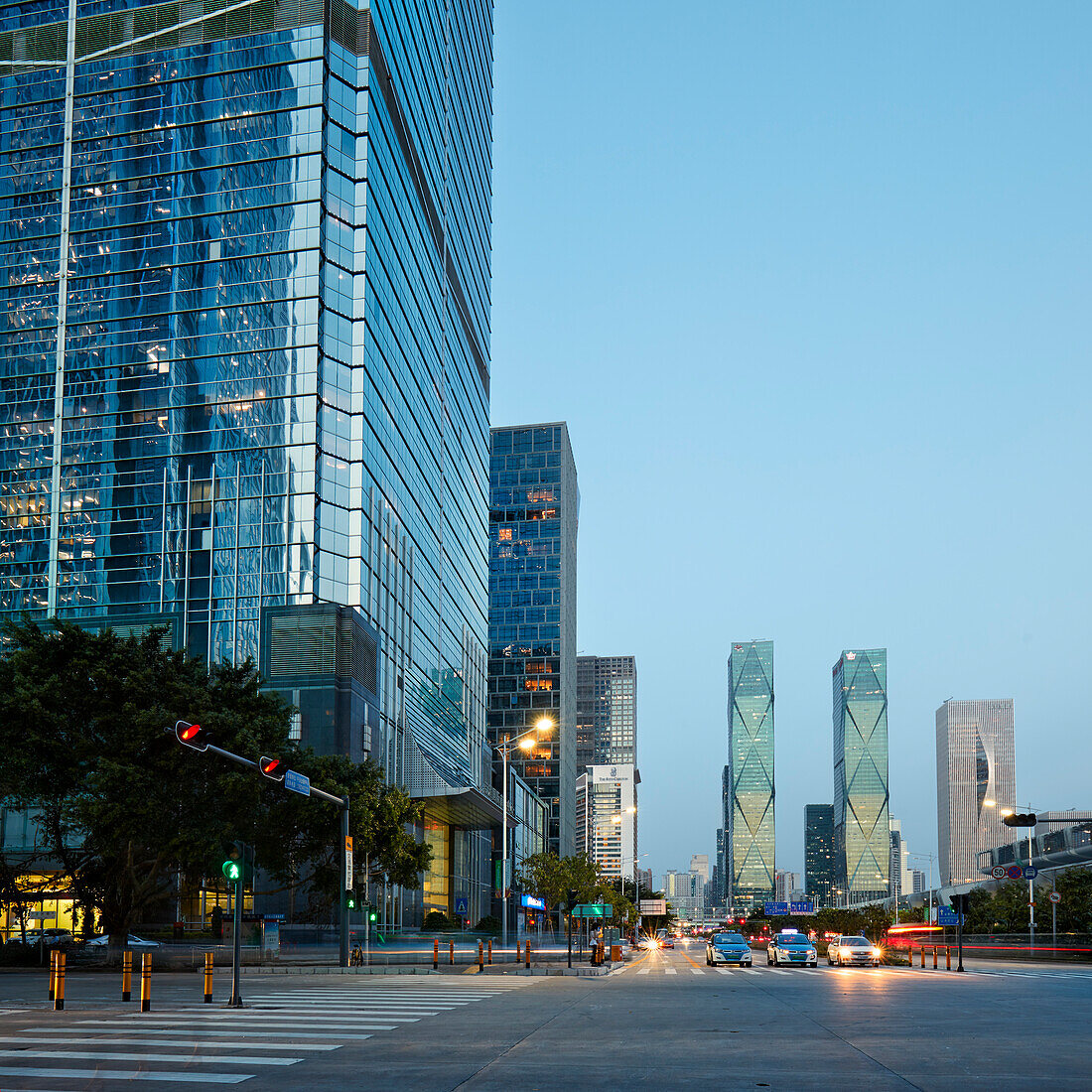  Hochhäuser im zentralen Geschäftsviertel Futian (CBD), beleuchtet in der Abenddämmerung. Shenzhen, Provinz Guangdong, China. 