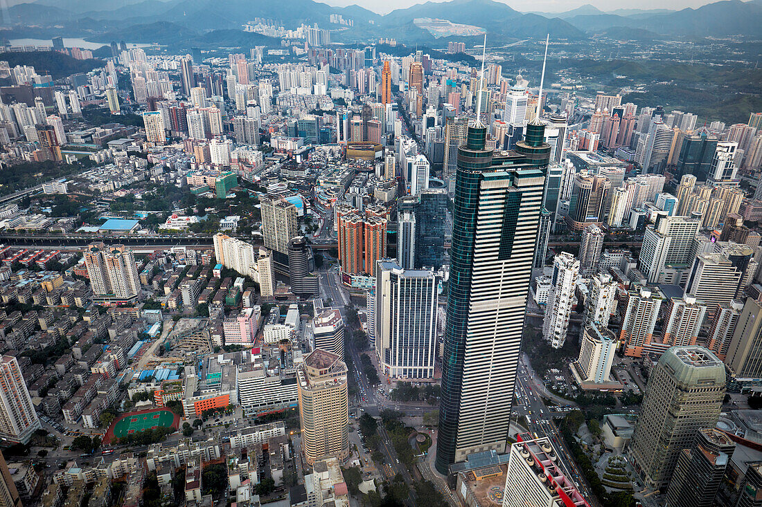 Luftaufnahme der Stadt von der Spitze des Wolkenkratzer KK100 (Kingkey 100). Bezirk Luohu, Shenzhen, Provinz Guangdong, China.