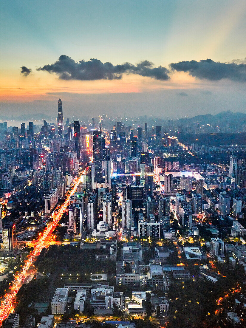 Luftaufnahme der Stadt von der Spitze des Wolkenkratzer KK100 (Kingkey 100) in der Abenddämmerung. Bezirk Luohu, Shenzhen, Provinz Guangdong, China.