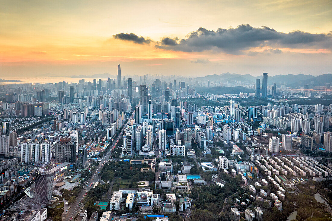 Luftaufnahme der Stadt von der Spitze des Wolkenkratzer KK100 (Kingkey 100) bei Sonnenuntergang. Bezirk Luohu, Shenzhen, Provinz Guangdong, China.