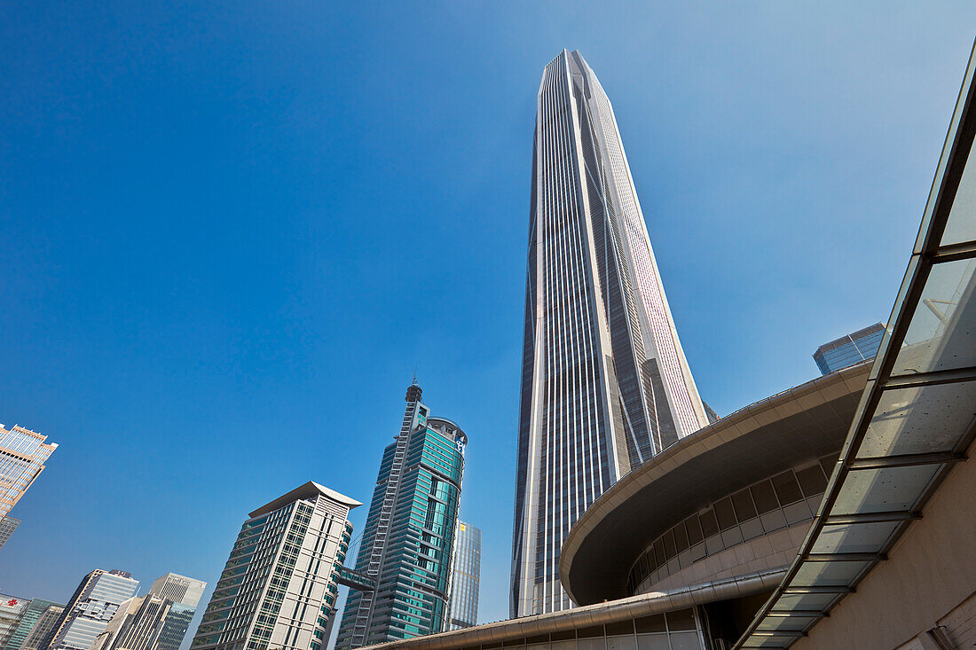  Ping An IFC-Wolkenkratzer vom Einkaufszentrum COCO Park aus gesehen. Shenzhen, Provinz Guangdong, China. 