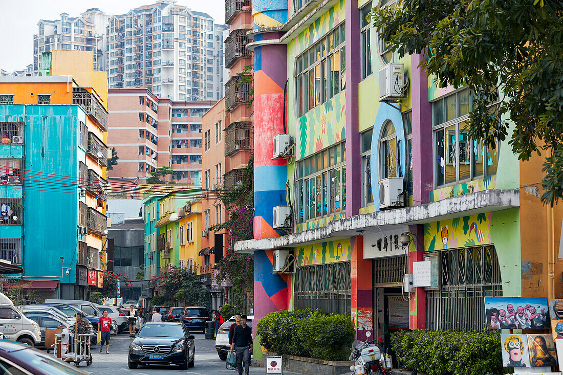  Außenansicht der farbenfrohen Gebäude im Ölmalereidorf Dafen. Shenzhen, Provinz Guangdong, China. 