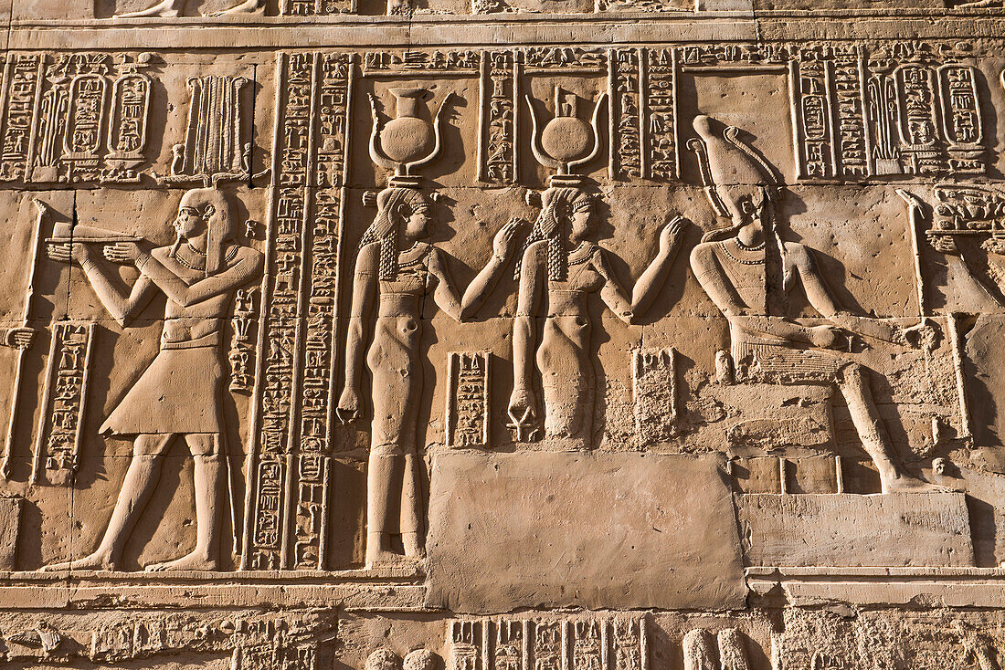 Relief im Tempel von Kom Ombo, den Göttern Sobek und Haroeris gewidmet, bei Assuan, Ägypten, Nordostafrika