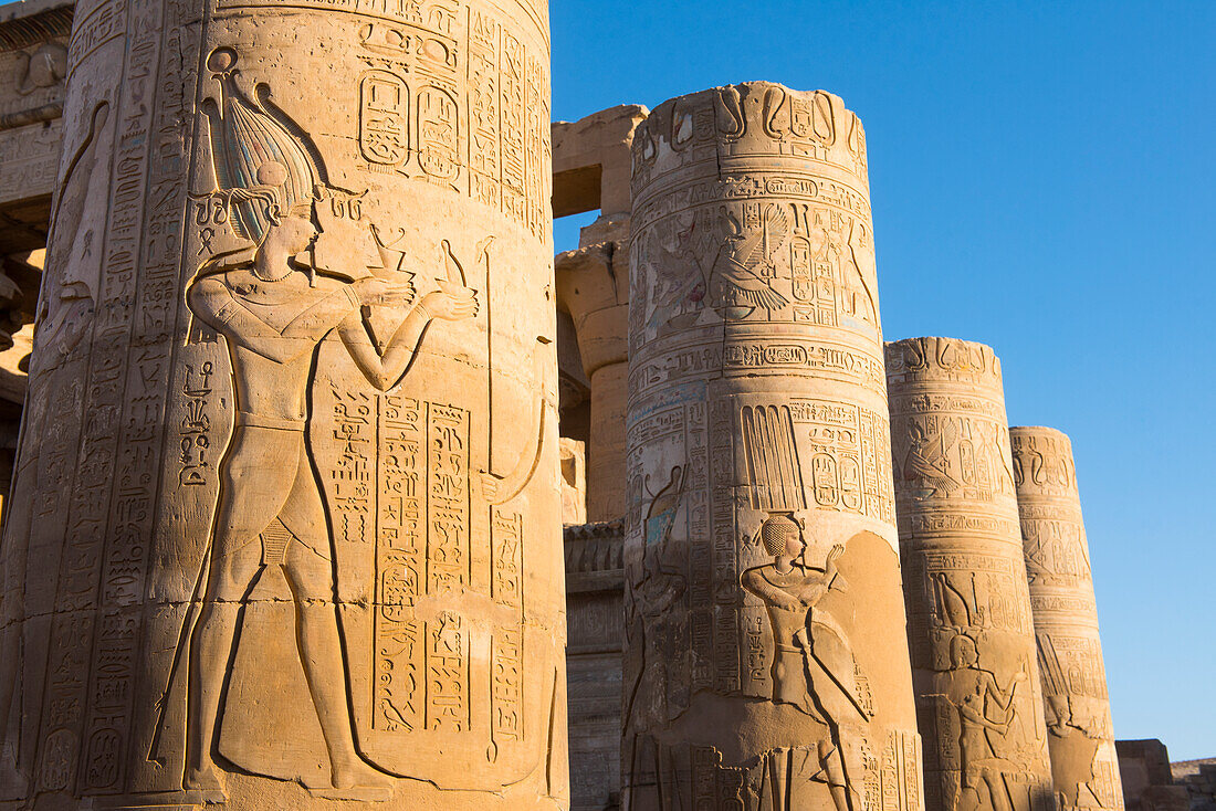 Relief im Tempel von Kom Ombo, den Göttern Sobek und Haroeris gewidmet, bei Assuan, Ägypten, Nordostafrika