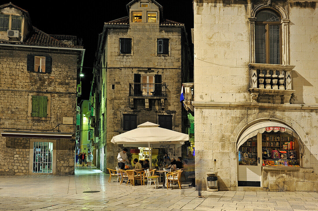 Straßencafe und Geschäfte am Vocni-Platz am Abend, Brace Radic-Platz, Altstadt, Split, Kroatien, Südosteuropa