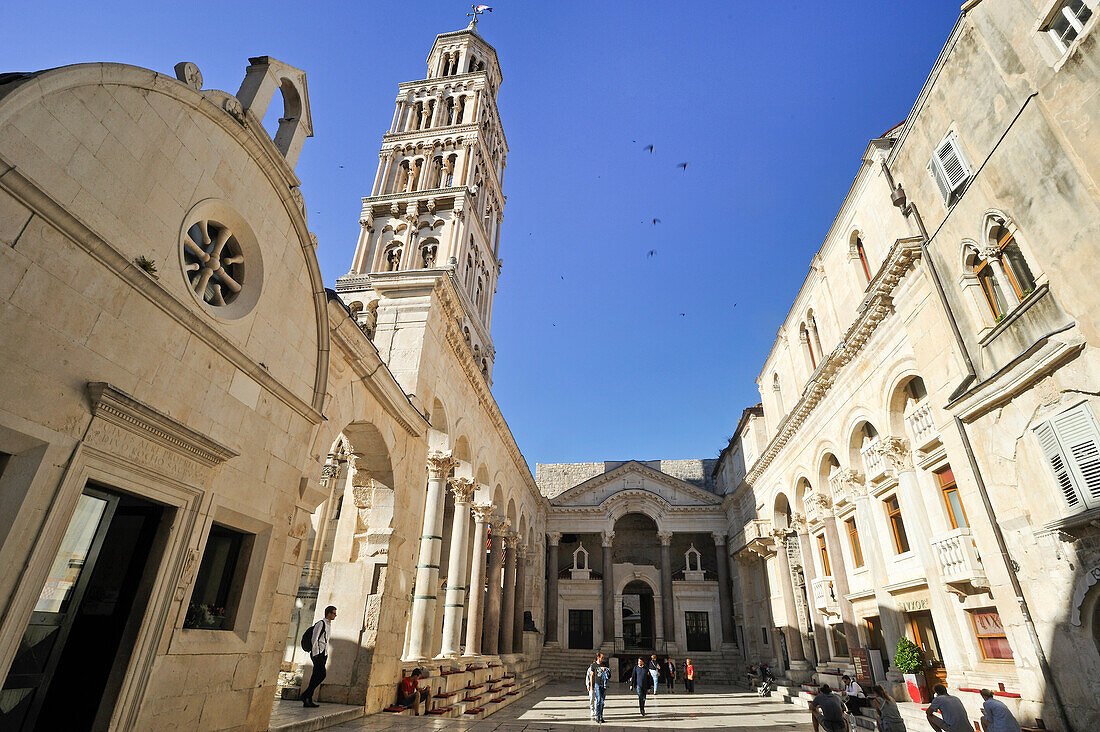 Säulenreihe im Innenhof Peristyl des Diokletianspalastes und Glockenturm, Split, Dalmatien, Kroatien, Südosteuropa