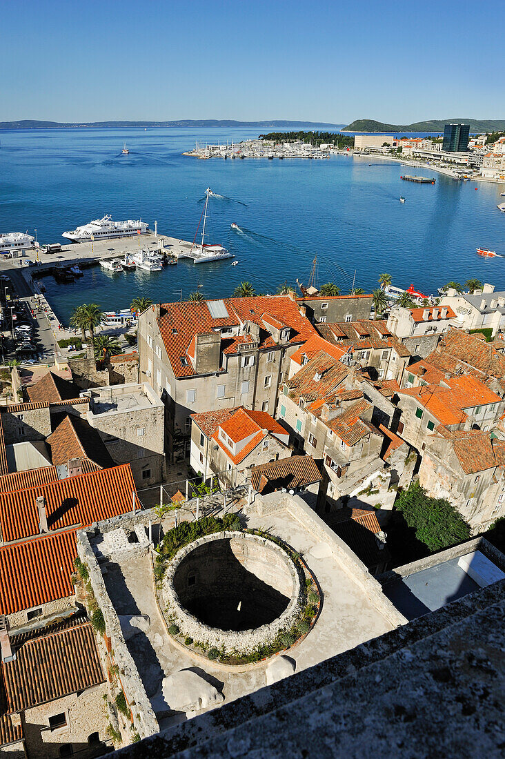 Blick über die Stadt mit Kuppel des Vestibüls, Diokletianspalast, Altstadt und Hafenbucht, Split, Dalmatien, Kroatien, Südosteuropa