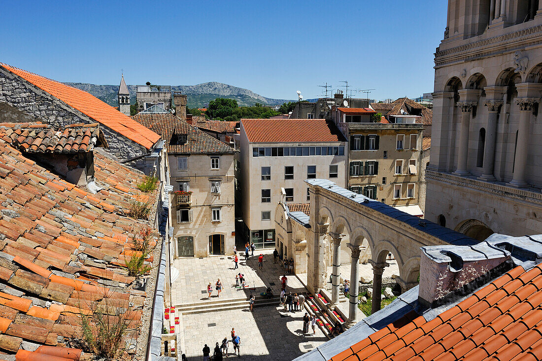 Blick auf den Innenhof Peristyl des Diokletianspalastes, Altstadt, Split, Dalmatien, Kroatien, Südosteuropa