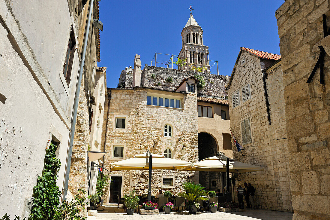 Tische im Innenhof, Hotel Vestibul Palace, im Diokletianspalast und Kathedrale St. Domnius, Altstadt, Split, Dalmatien, Kroatien, Südosteuropa