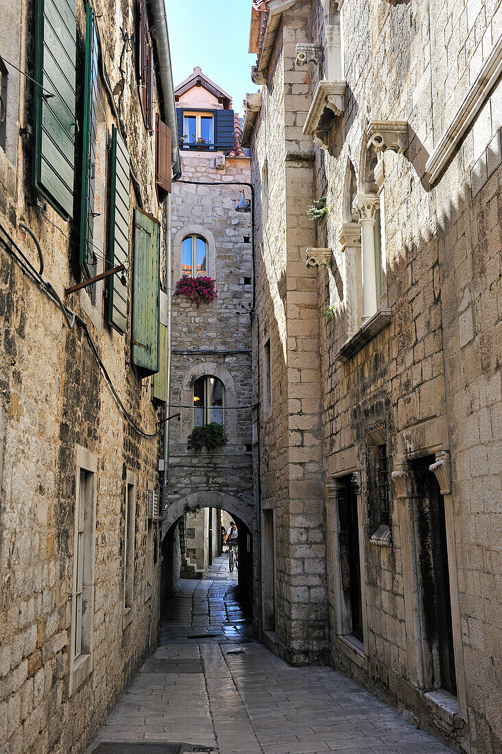 Tonnengewölbter Durchgang der Papaliceva Straße, Altstadt, Split, Dalmatien, Kroatien, Südosteuropa