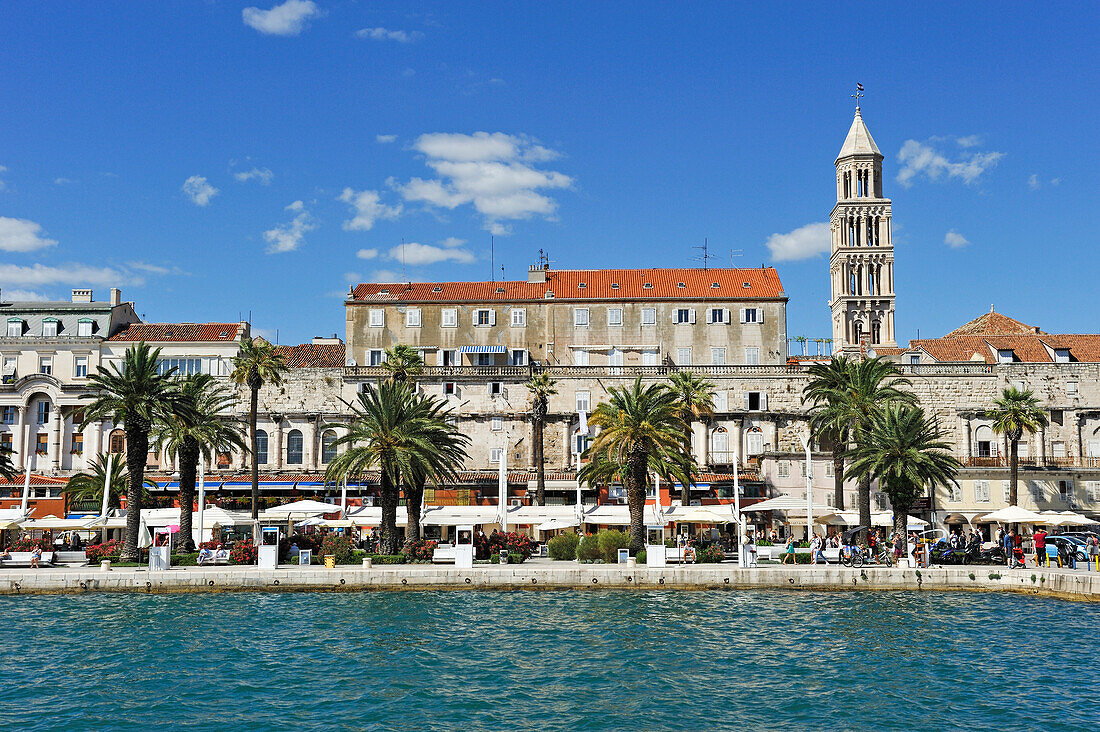 Cafes an der Riva Strandpromenade und Altstadt, Split, Dalmatien, Kroatien, Südosteuropa