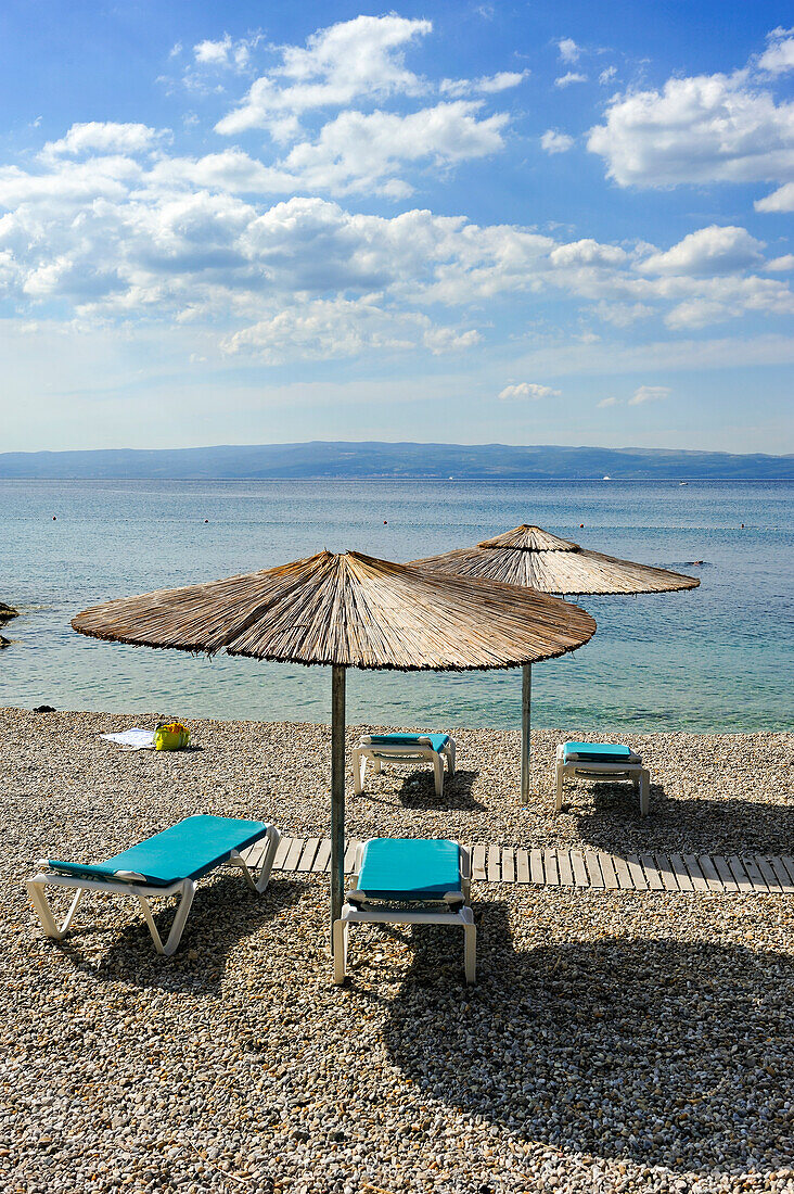 Liegestühle am einsamen Strand des Radisson Blu Resort, bei Split, Dalmatien, Kroatien, Südosteuropa