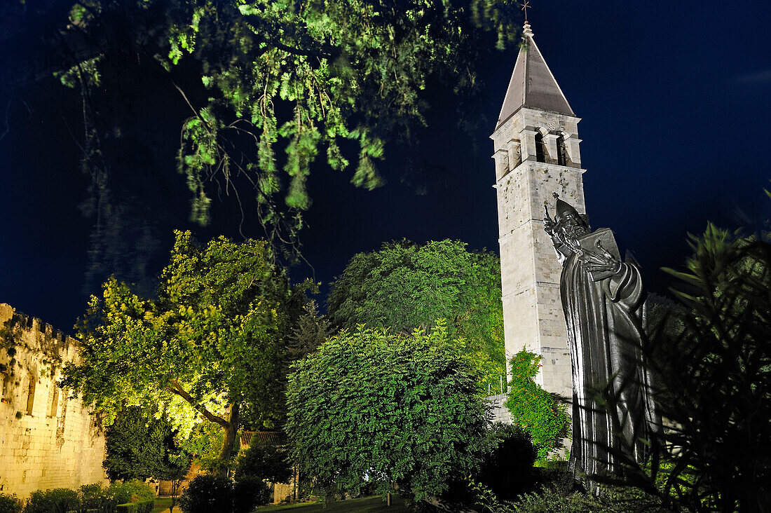 Statue des Bischofs Gregius von Nin, vor dem Goldenen Tor Porta Septemtrionalis, Diokletianspalast bei Nacht, Altstadt, Split, Dalmatien, Kroatien, Südosteuropa