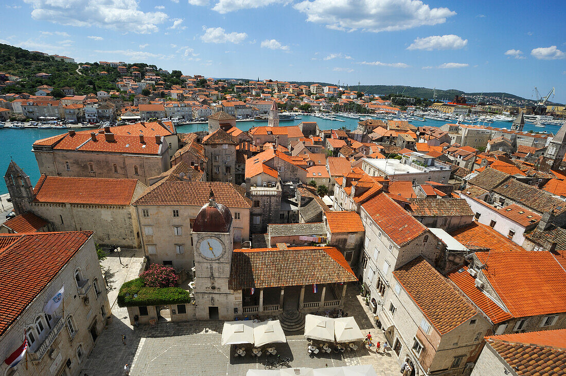 Blick auf die Altstadt vom Kirchturm des Heiligen Laurentius,  Trogir, Nähe von Split, Dalmatien, Kroatien, Südosteuropa