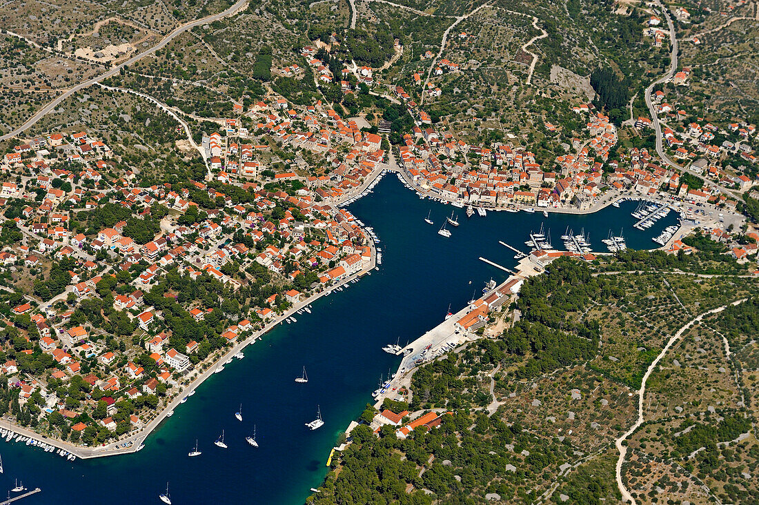 Luftaufnahme der Gegend um Milna, Westküste Insel Brac, Dalmatien, Kroatien, Südosteuropa