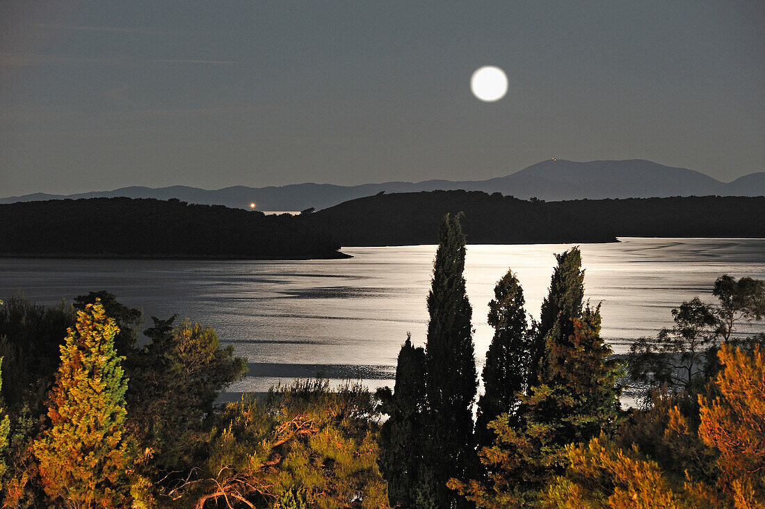 Mondlicht über den Hölleninseln (Pakleni Otoci) im Hintergrund, Insel Hvar, Kroatien, Dalmatien, Kroatien, Südosteuropa