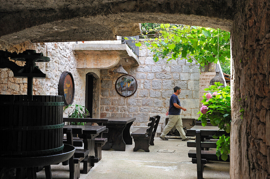 Terrasse der Taverne, Weingut 'Pinjata', Vrboska, Gemeinde Jelsa, Nordküste Insel Hvar, Dalmatien, Kroatien, Südosteuropa