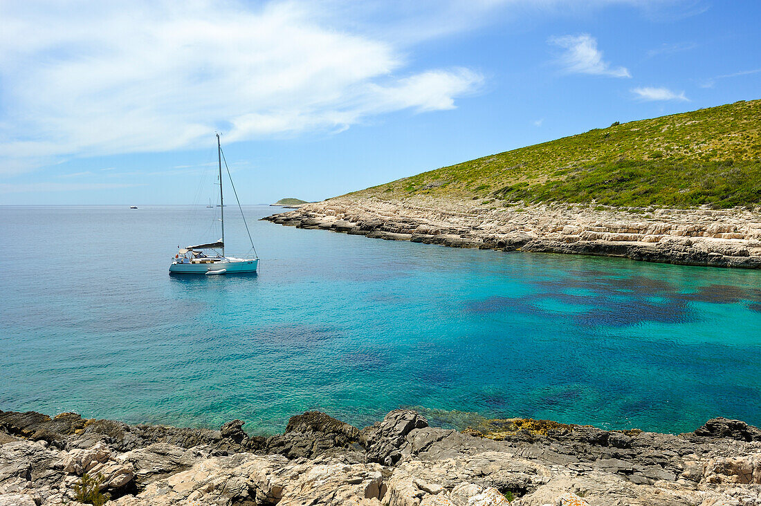 Segelboot ankert in der Bucht Perna, Palmizana, St. Clement Insel, Hölleninseln (Pakleni Inseln), vor der Insel Hvar, Dalmatien, Kroatien, Südosteuropa