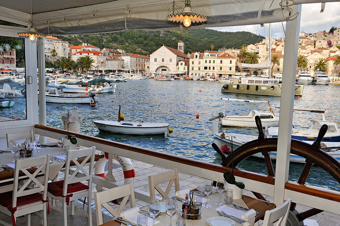 Terrasse des Restaurants Kod Kapetana mit Blick auf den Hafen der Stadt Hvar, Insel Hvar, Dalmatien, Kroatien, Südosteuropa