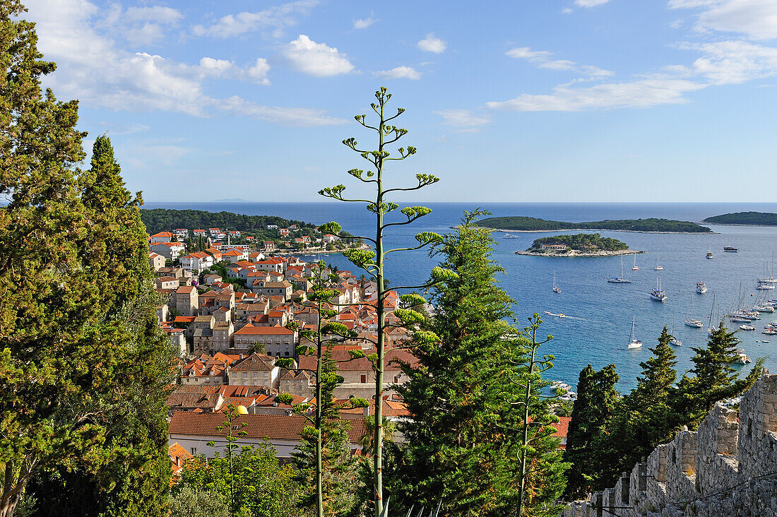 Blick auf die Stadt Hvar und vorgelagerte Inseln, Insel Hvar, Dalmatien, Kroatien, Südosteuropa