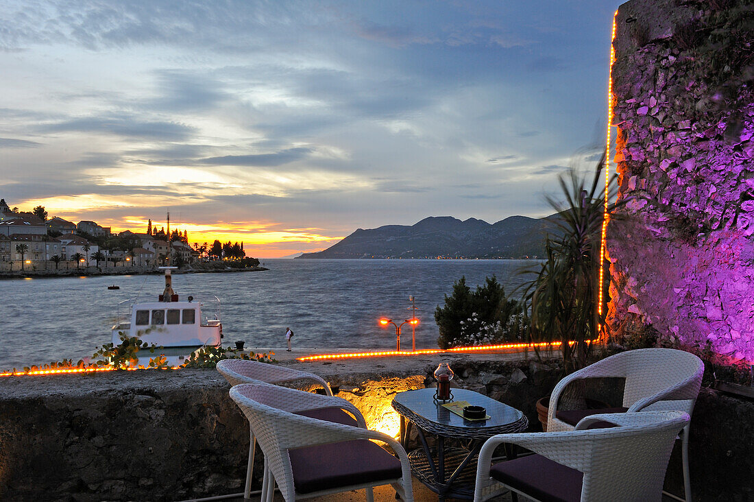 Café-Terrasse auf der Stadtmauer bei Dämmerung, Altstadt von Korcula, Insel Korcula, bei Dubrovnik, Dalmatien, Kroatien, Südosteuropa