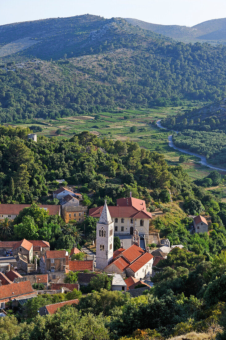 Blick auf die Kirche der Stadt Lastovo und umliegende Berglandschaft, Insel Lastovo, bei Dubrovnik, Kroatien, Dalmatien, Südosteuropa