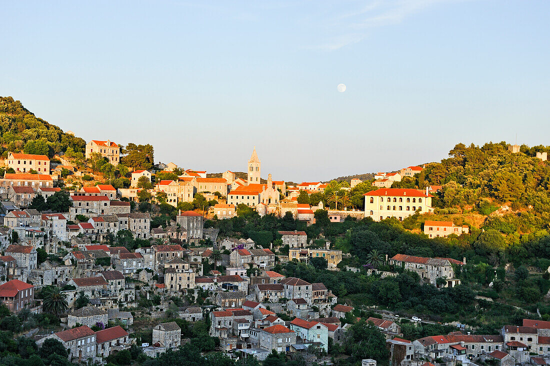 Blick auf die Häuser am Hang, Stadt Lastovo bei Sonnenuntergang, Insel Lastovo, bei Dubrovnik, Kroatien, Dalmatien, Südosteuropa