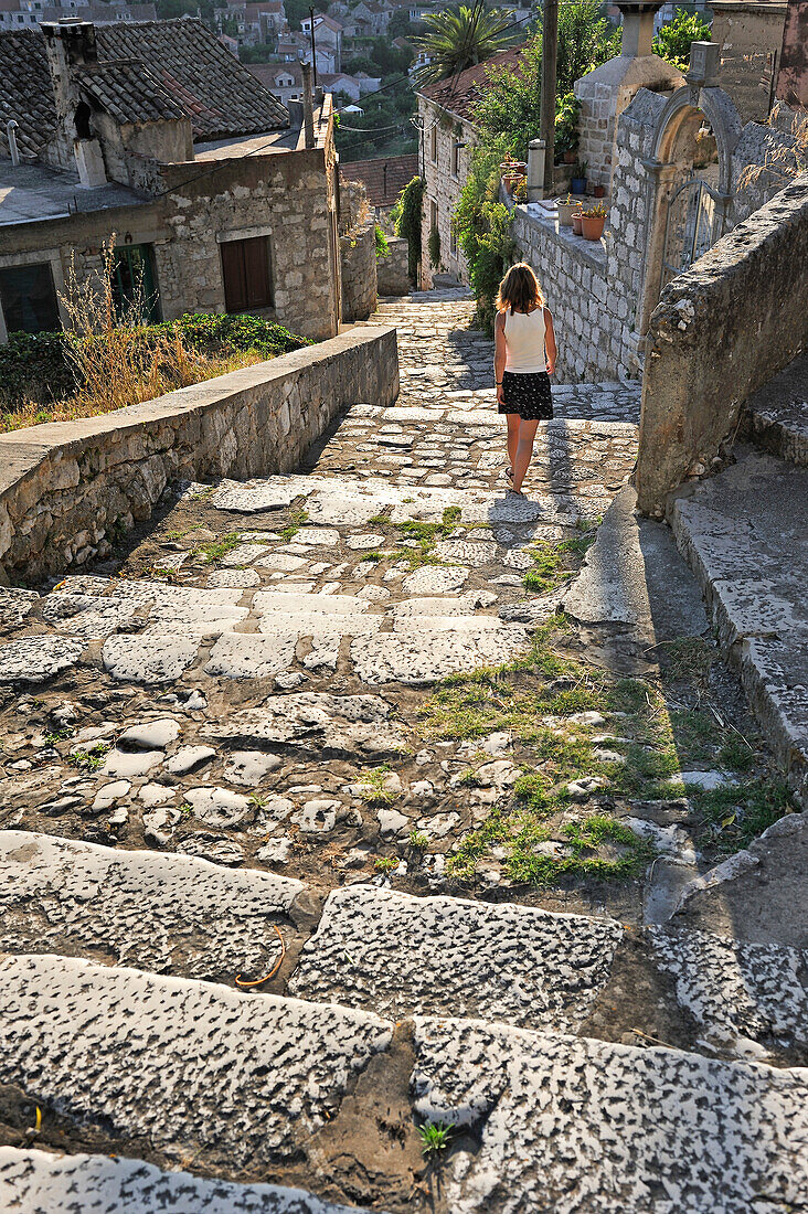 Typische gepflasterte Gasse am Hang, Stadt Lastovo, Insel Lastovo, bei Dubrovnik, Kroatien, Dalmatien, Südosteuropa