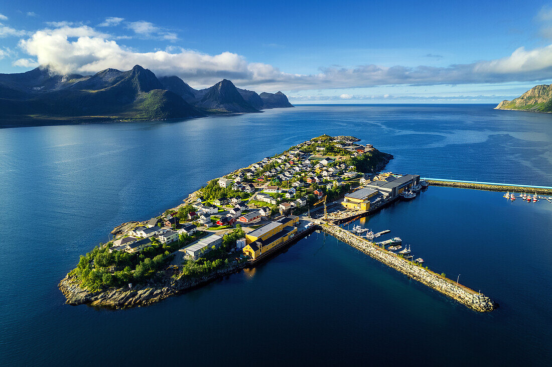 Sommer, Luftaufnahme, Insel, Bucht, Fjord, HusÃ¸y, Senja, Skaland, Norwegen, Europa