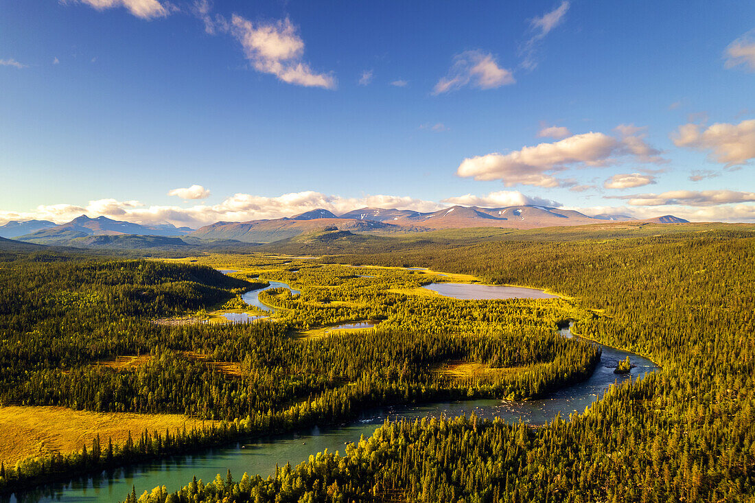 Sommer, Luftaufnahme, Insel, See, Berge, Kvikkjokk, Lappland, Schweden, Europa