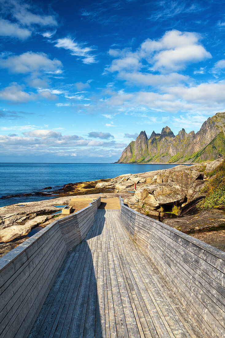 Sommer, Strand, Drachenzähne, Berge, Bucht, Fjord, Ersfjord, Senja, Skaland, Norwegen, Europa