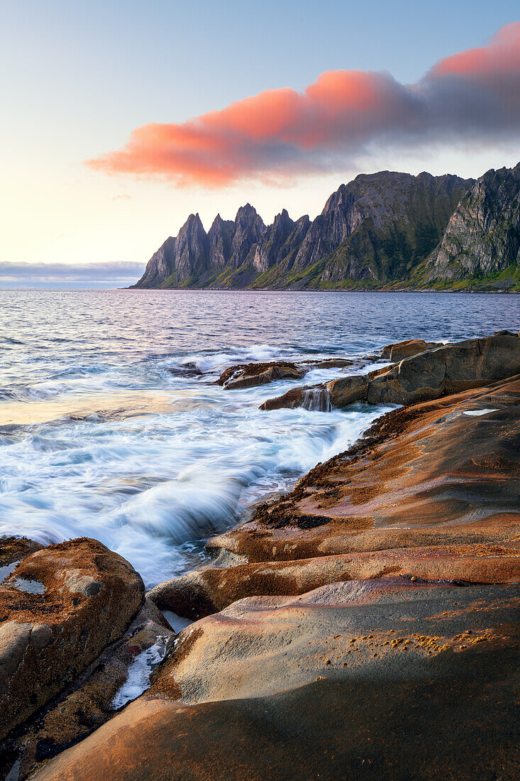 Sommer, Strand, Drachenzähne, Berge, Bucht, Fjord, Ersfjord, Senja, Skaland, Norwegen, Europa