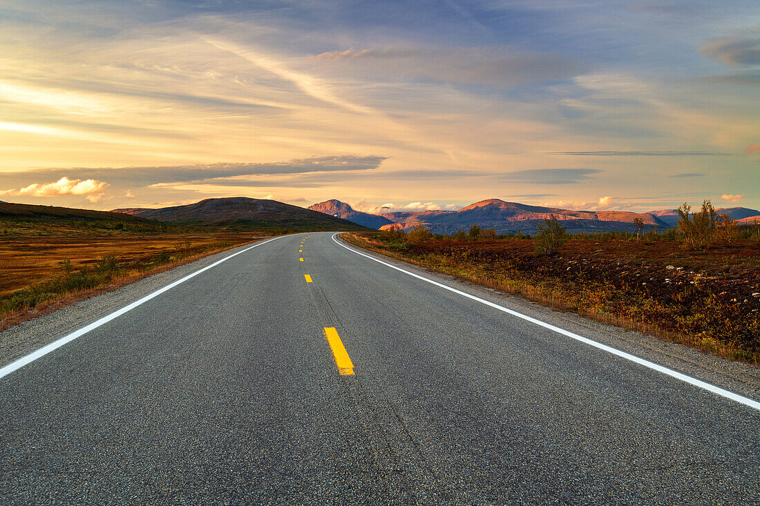 Sonnenuntergang, Strasse, Polarkreis, E6, Berge, Wildnis, Weite, Norwegen, Nordnorwegen, Europa