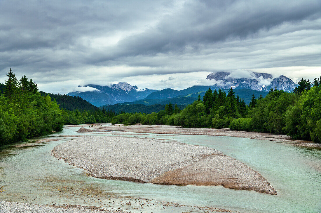 Wald, Wasser, Fluss, Tal, Wildflusslandschaft Isar, Berge, Alpen, Bayern, Deutschland, Europa