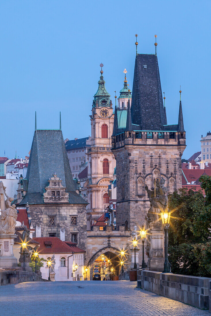 Karlsbrücke und Kleinseitner Brückenturm am frühen Morgen, St.-Nikolaus-Kirche, Moldau, Kleinseite, Prag, Tschechische Republik, Europa