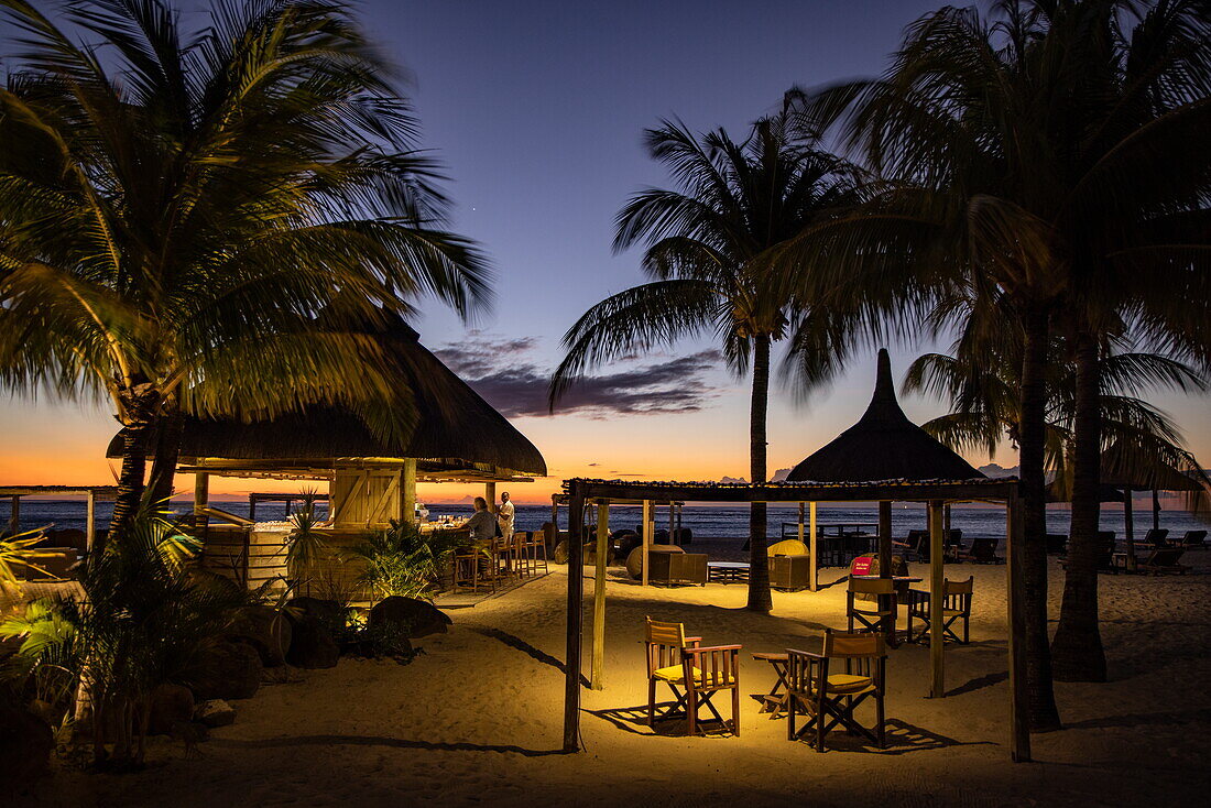 Kokospalmen und Strandbar im Dinarobin Beachcomber Golf Resort & Spa bei Sonnenuntergang, Le Morne, Rivière Noire, Insel Mauritius, Indischer Ozean