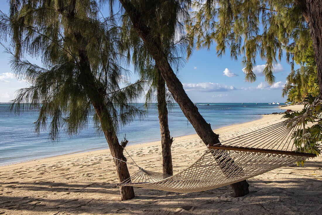 Hängematte zwischen Bäumen am Strand im Paradis Beachcomber Golf Resort & Spa, Le Morne, Rivière Noire, Insel Mauritius, Indischer Ozean