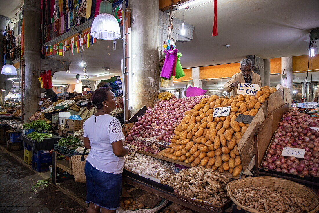  Onions and potatoes for sale at the vegetable stall in the Port Louis Central Market, Port Louis, Port Louis, Mauritius, Indian Ocean 