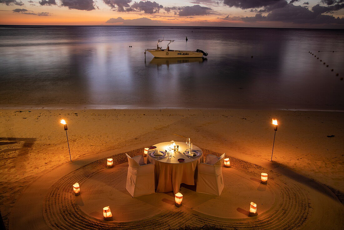 Candlelight dinner, Tisch auf Herzform im Sand, Trou aux Biches Beachcomber Golf Resort & Spa, Trou aux Biches, Pamplemousses, Insel Mauritius, Indischer Ozean