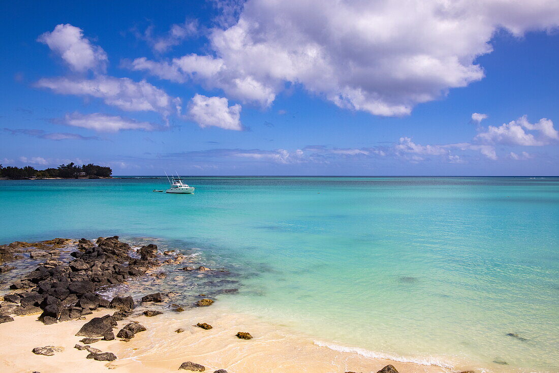  Beach and boat in turquoise water at Royal Palms Beachcomber Luxury (Beachcomber Resorts), Grand Baie, Rivière du Rempart, Mauritius, Indian Ocean 