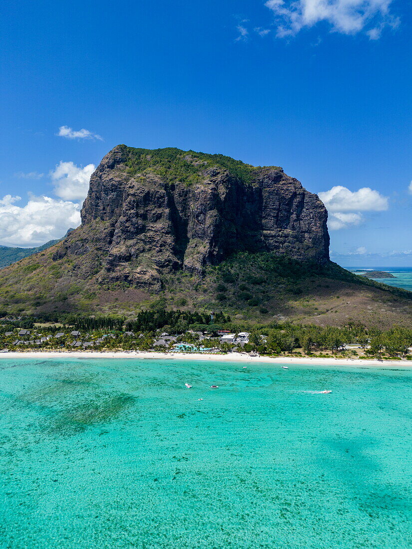 Luftaufnahme von Lagune vor Hotelanlage und Berg Le Morne, Le Morne, Rivière Noire, Insel Mauritius, Indischer Ozean