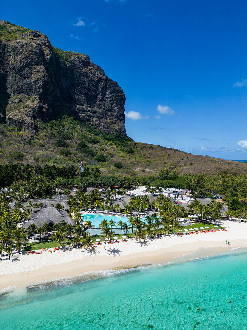  Swimming pool and thatched umbrellas with coconut palms at Royal Palms Beachcomber Luxury (Beachcomber Resorts), Grand Baie, Rivière du Rempart, Mauritius, Indian Ocean 