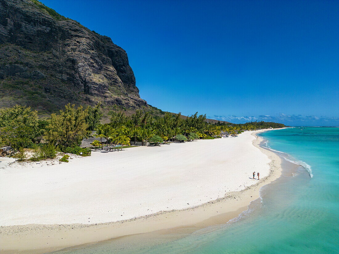 Luftaufnahme vom Strand im Paradis Beachcomber Golf Resort & Spa vor Berg Le Morne, Le Morne, Rivière Noire, Insel Mauritius, Indischer Ozean