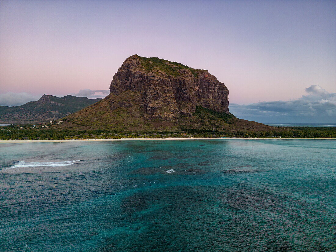 Luftaufnahme mit Riff vor Dinarobin Beachcomber Golf Resort & Spa und Berg Le Morne, Le Morne, Rivière Noire, Insel Mauritius, Indischer Ozean