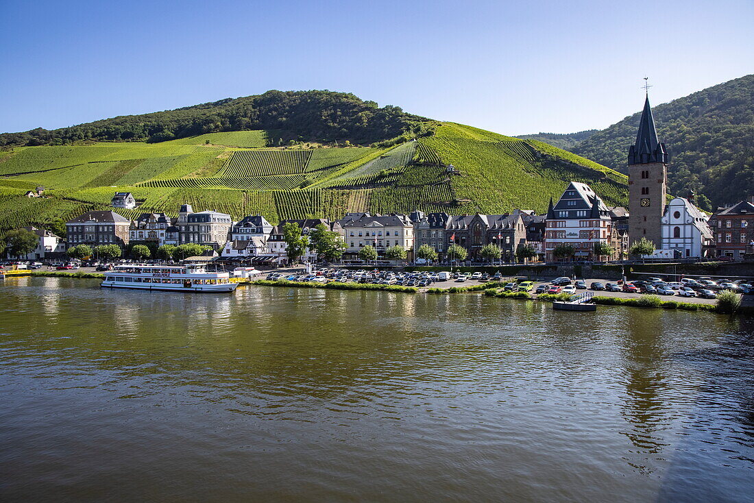 Ausflugsschiff an der Mosel mit der Stadt Bernkastel und den Weinbergen dahinter, Bernkastel-Kues, Rheinland-Pfalz, Deutschland, Europa