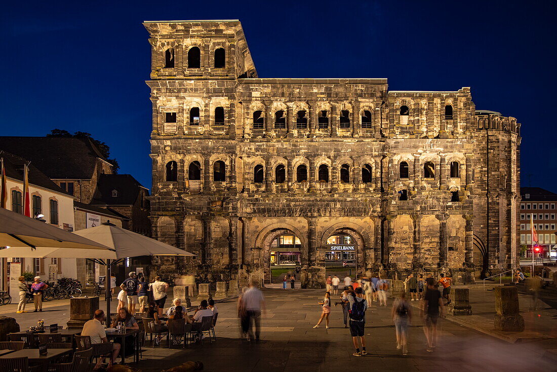 Porta Nigra, antikes römisches Stadttor bei Nacht, Trier, Rheinland-Pfalz, Deutschland, Europa