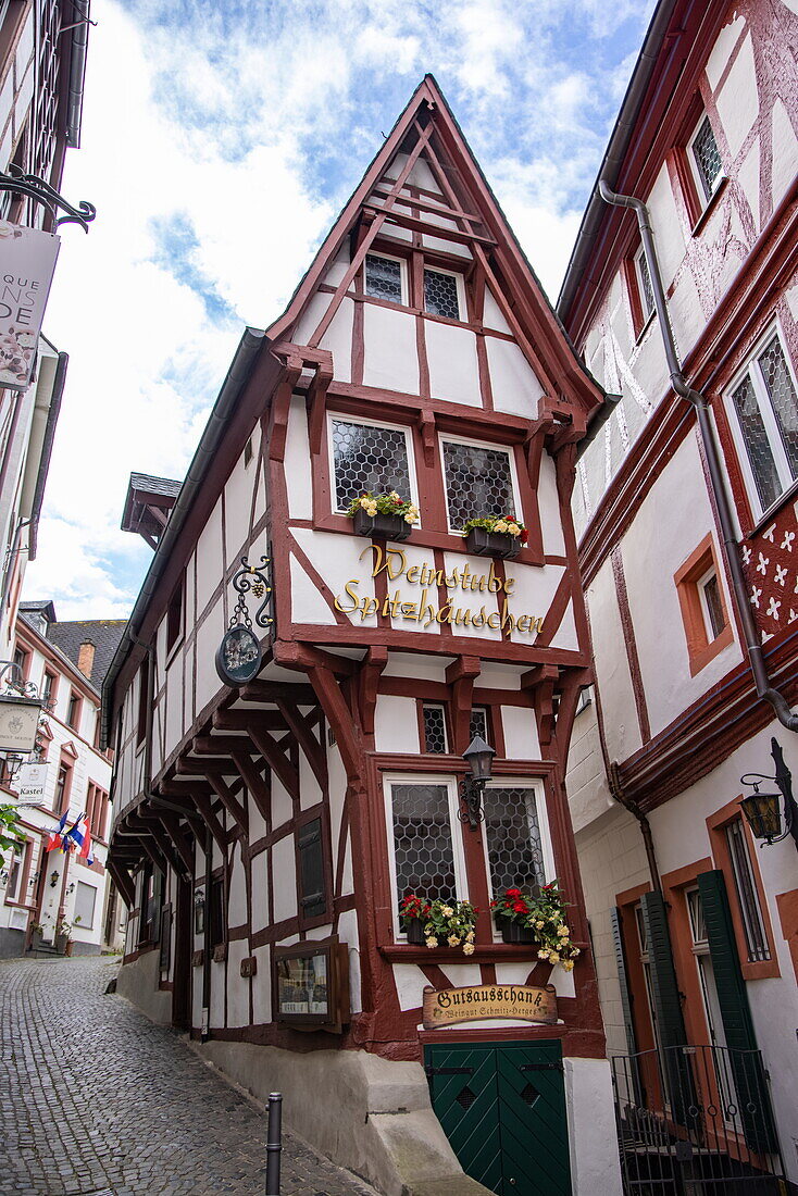  Half-timbered building of the wine bar Spitzhäuschen in the old town, Bernkastel-Kues, Rhineland-Palatinate, Germany, Europe 