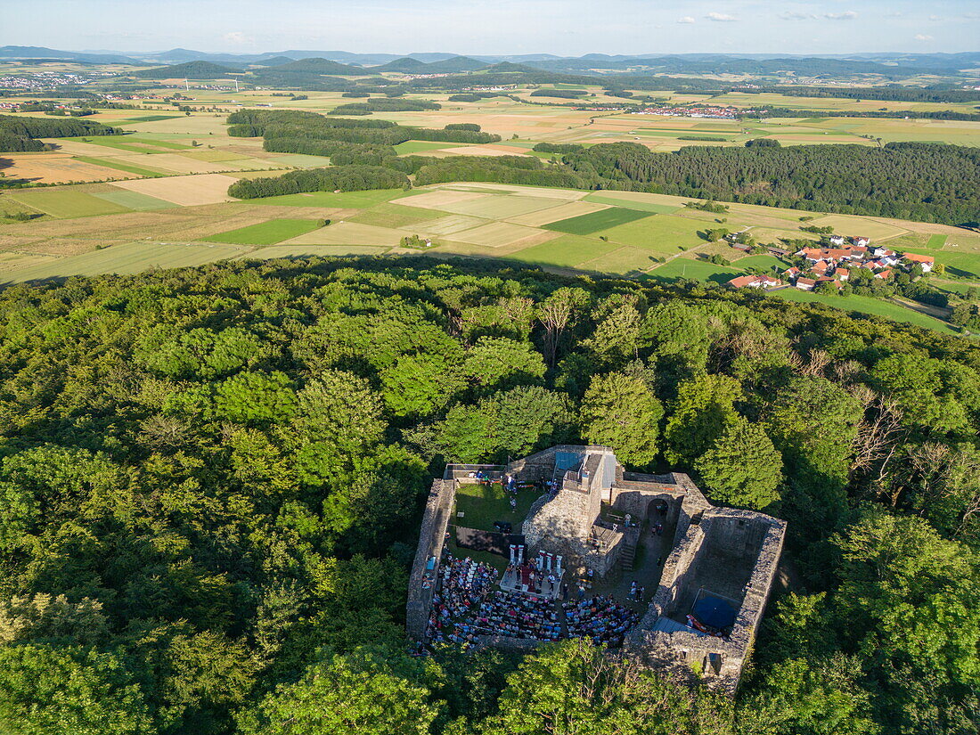 Luftaufnahme der Burgruine Hauneck mit Blick auf das Dorf Unterstoppel und Haunetal Oberstoppel, Hessisches Kegelspiel, Rhön, Hessen, Deutschland, Europa